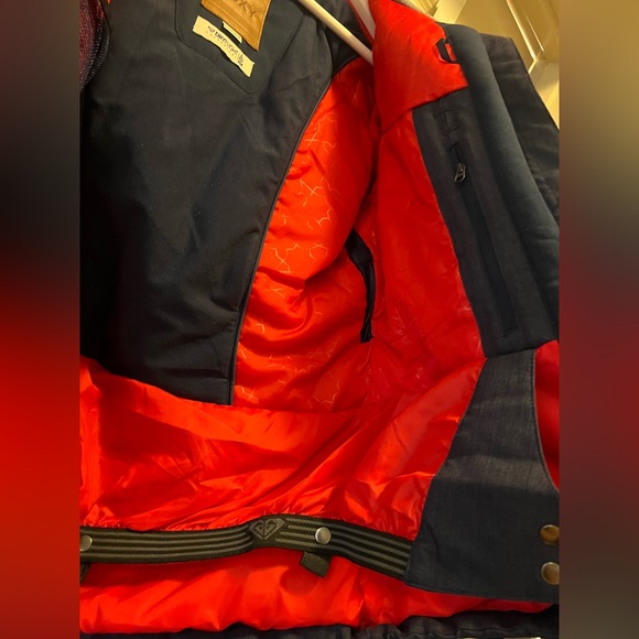 ROXY slim fit insulating and waterproofing snowboarding jacket in Women’s XS - Picture 5 of 6